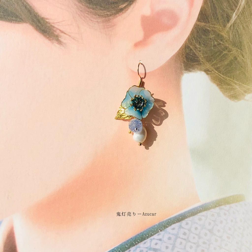 水色桜と青リンゴの和風ピアス イヤリング レジンとワイヤー使ったディップアート、マニキュアフラワー調☆