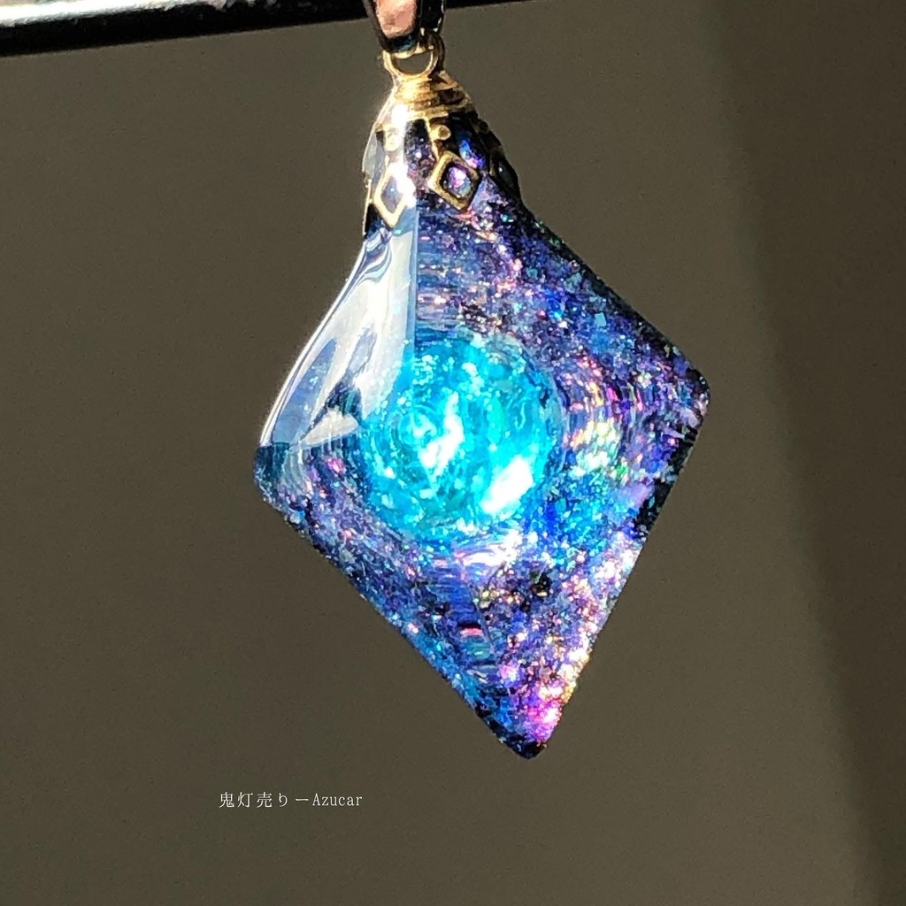 パライバトルマリンの光を集めて。 蓄光オルゴナイト宇宙レジンネックレス
