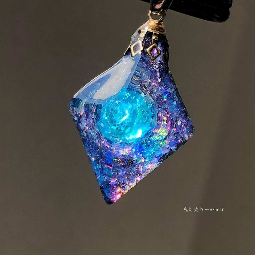 パライバトルマリンの光を集めて。 蓄光オルゴナイト宇宙レジンネックレス