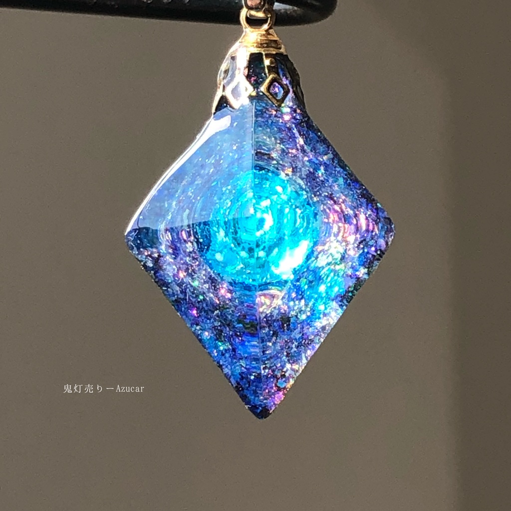 パライバトルマリンの光を集めて。 蓄光オルゴナイト宇宙レジンネックレス