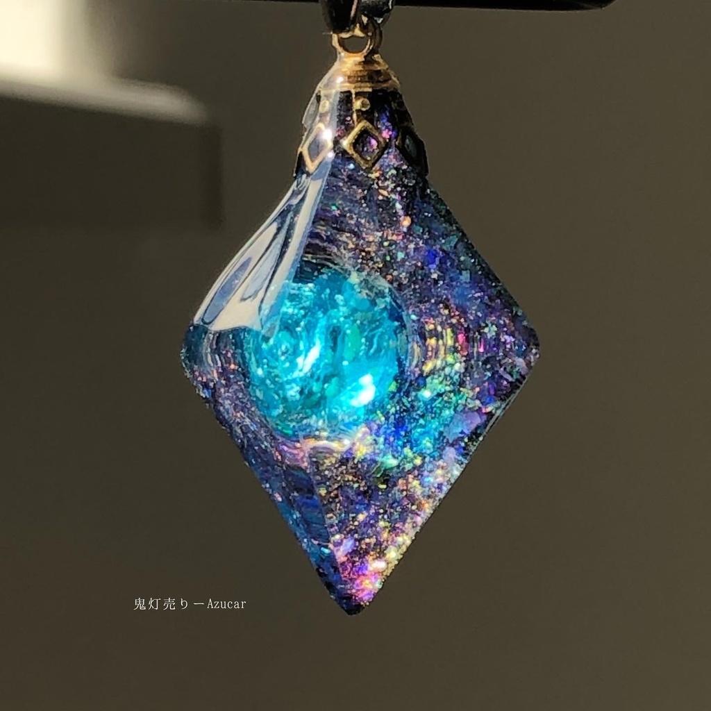 パライバトルマリンの光を集めて。 蓄光オルゴナイト宇宙レジンネックレス