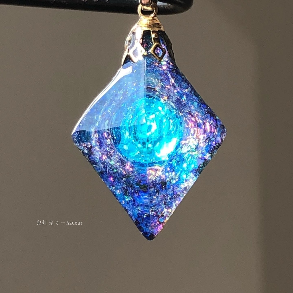 パライバトルマリンの光を集めて。 蓄光オルゴナイト宇宙レジンネックレス