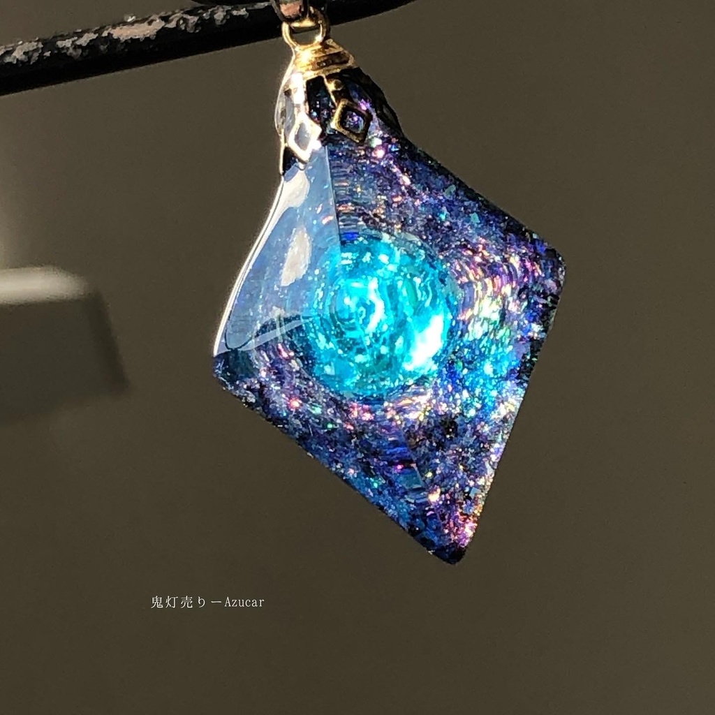 パライバトルマリンの光を集めて。 蓄光オルゴナイト宇宙レジンネックレス