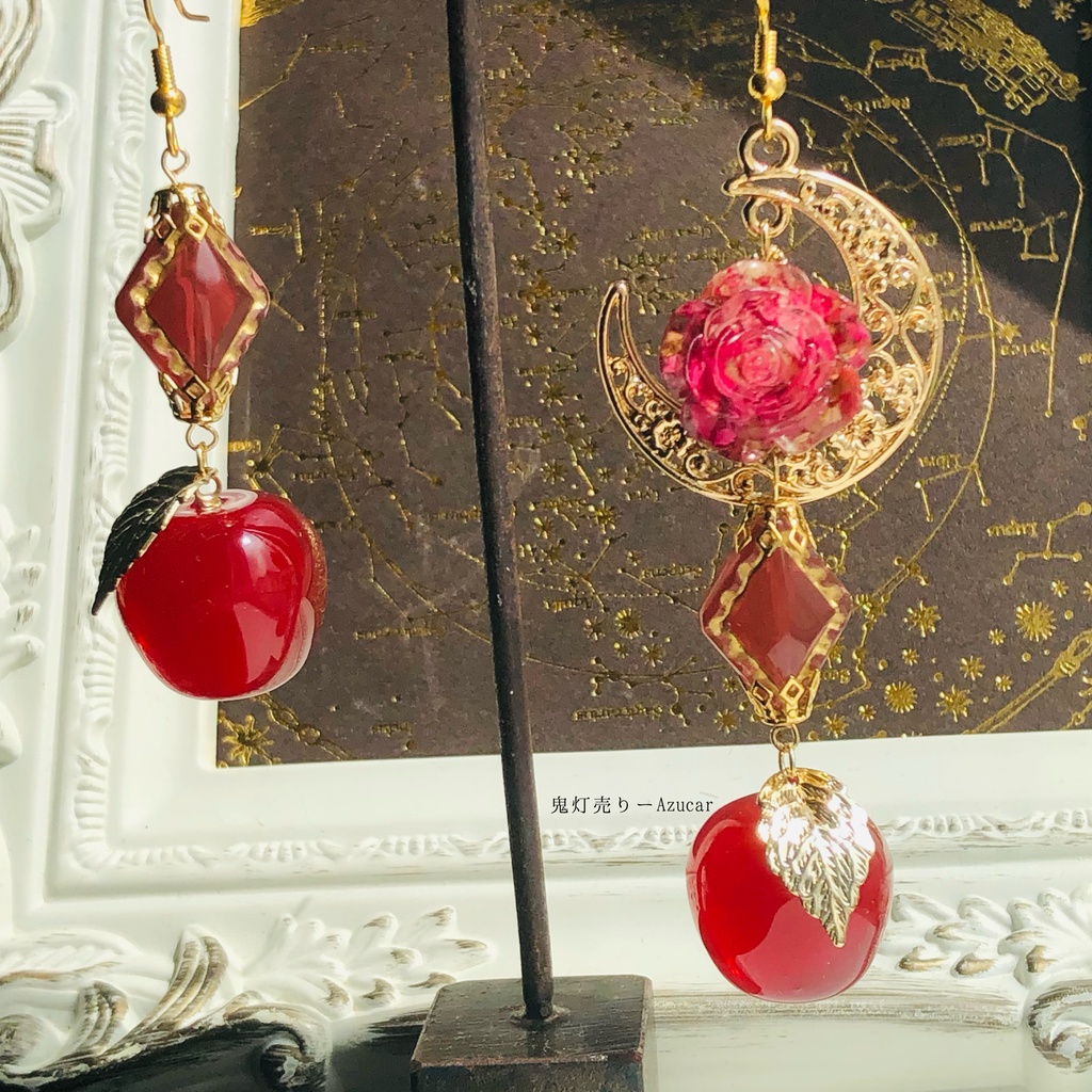紅林檎とドライフラワー赤薔薇とダイヤ、三日月のゴシックピアス イヤリング★