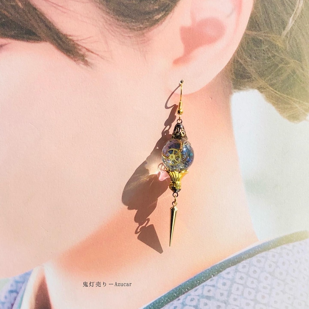 紅魔法陣と白銀の三日月ランタンピアス イヤリング スチームパンク球体 宇宙 レジン メンズアクセサリーにも★