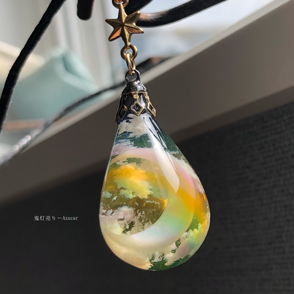 薄明の空 虹と雲レジンの蓄光ドロップオルゴナイトネックレス★ 雲レジン 三日月 雫 ドロップ☆