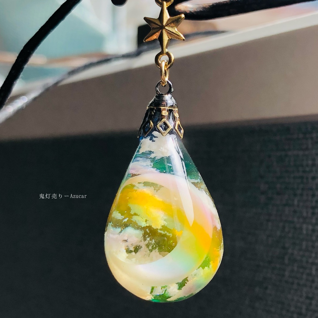 薄明の空 虹と雲レジンの蓄光ドロップオルゴナイトネックレス★ 雲レジン 三日月 雫 ドロップ☆