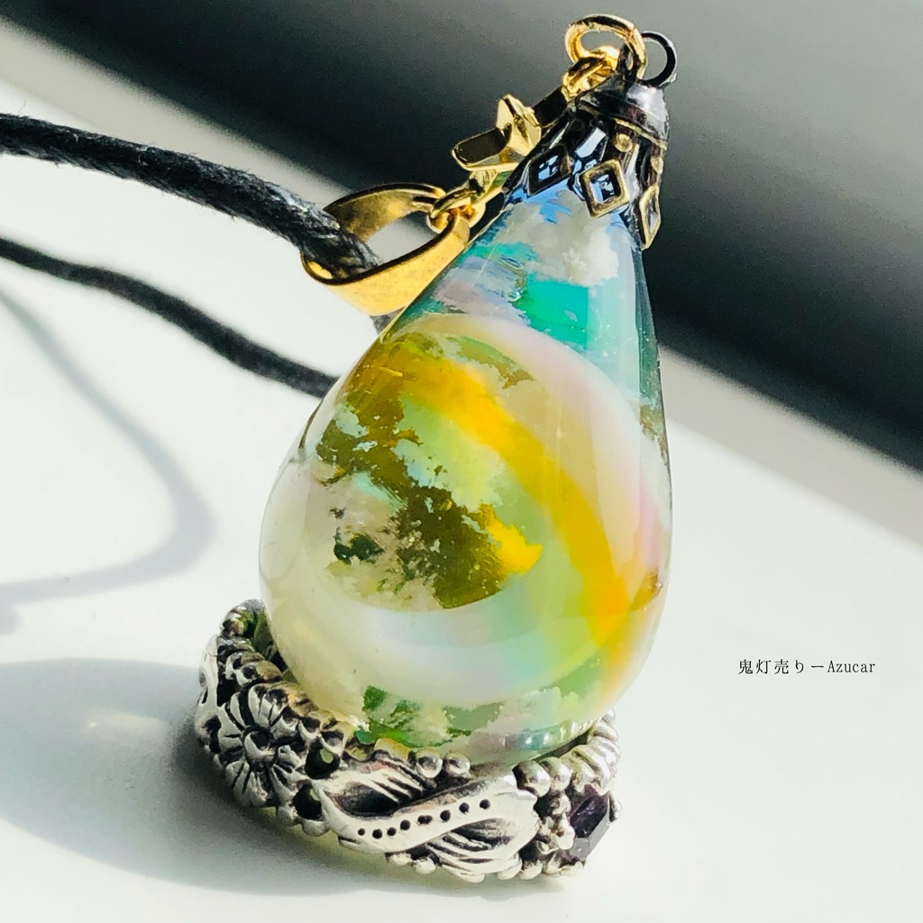 薄明の空 虹と雲レジンの蓄光ドロップオルゴナイトネックレス★ 雲レジン 三日月 雫 ドロップ☆
