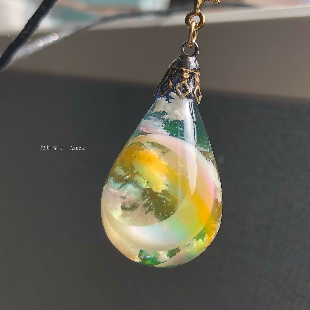 薄明の空 虹と雲レジンの蓄光ドロップオルゴナイトネックレス★ 雲レジン 三日月 雫 ドロップ☆