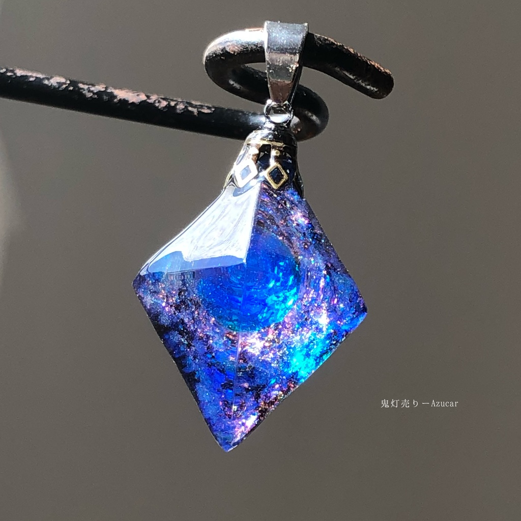 サファイアの光を集めて。 蓄光オルゴナイト宇宙レジンネックレス