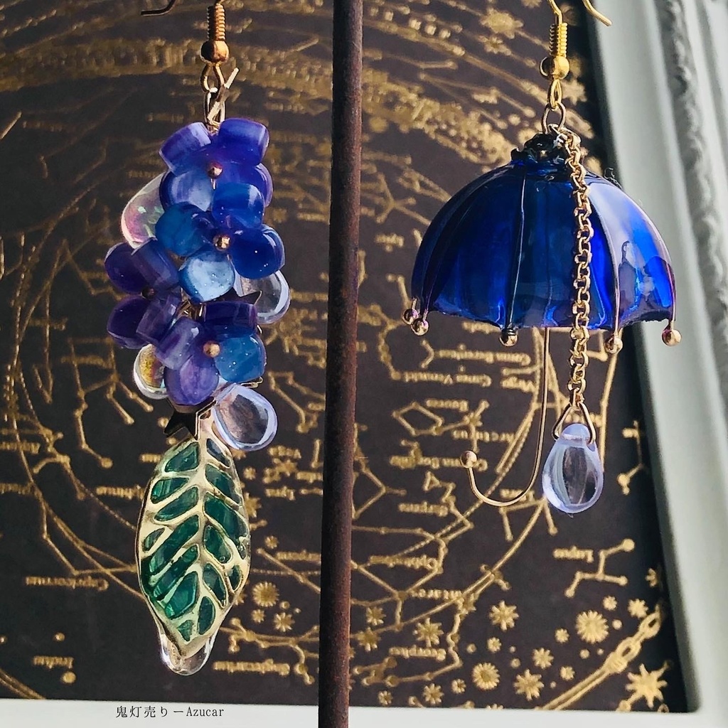 雨雫が紫陽花の葉と傘に零れ落ちるピアス イヤリング 傘レジンとアジサイ アシンメトリーピアス イヤリング