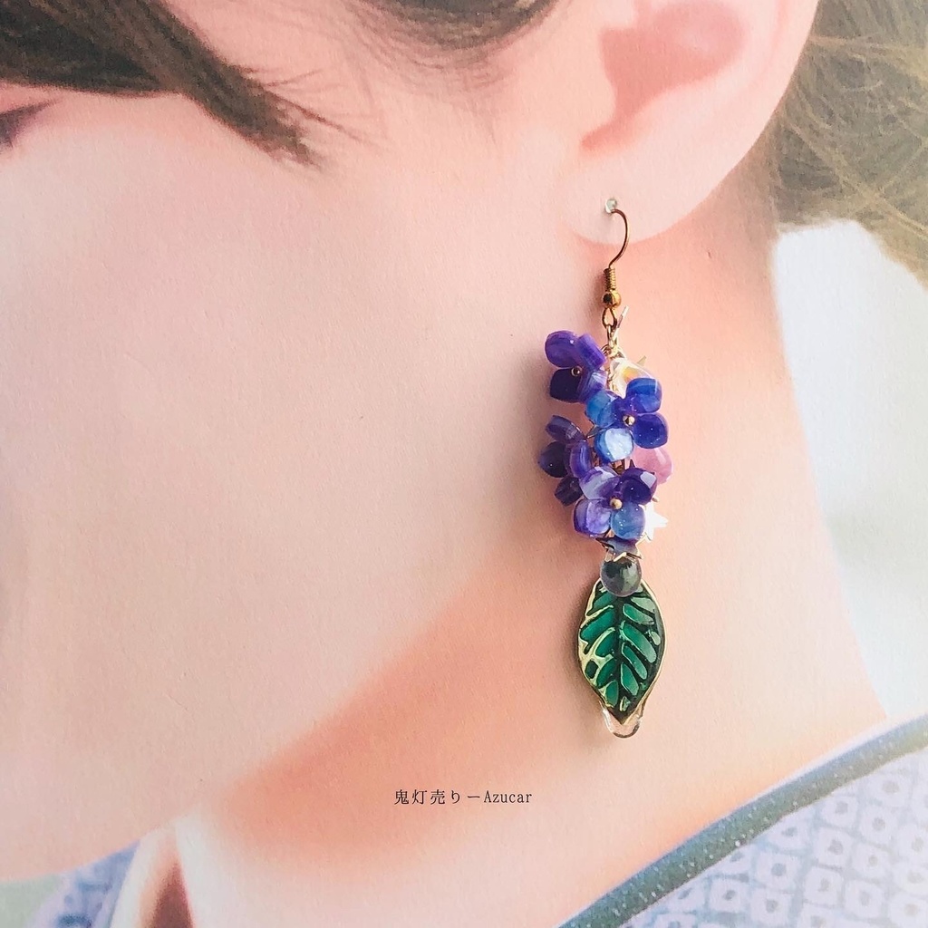 雨雫が紫陽花の葉と傘に零れ落ちるピアス イヤリング 傘レジンとアジサイ アシンメトリーピアス イヤリング
