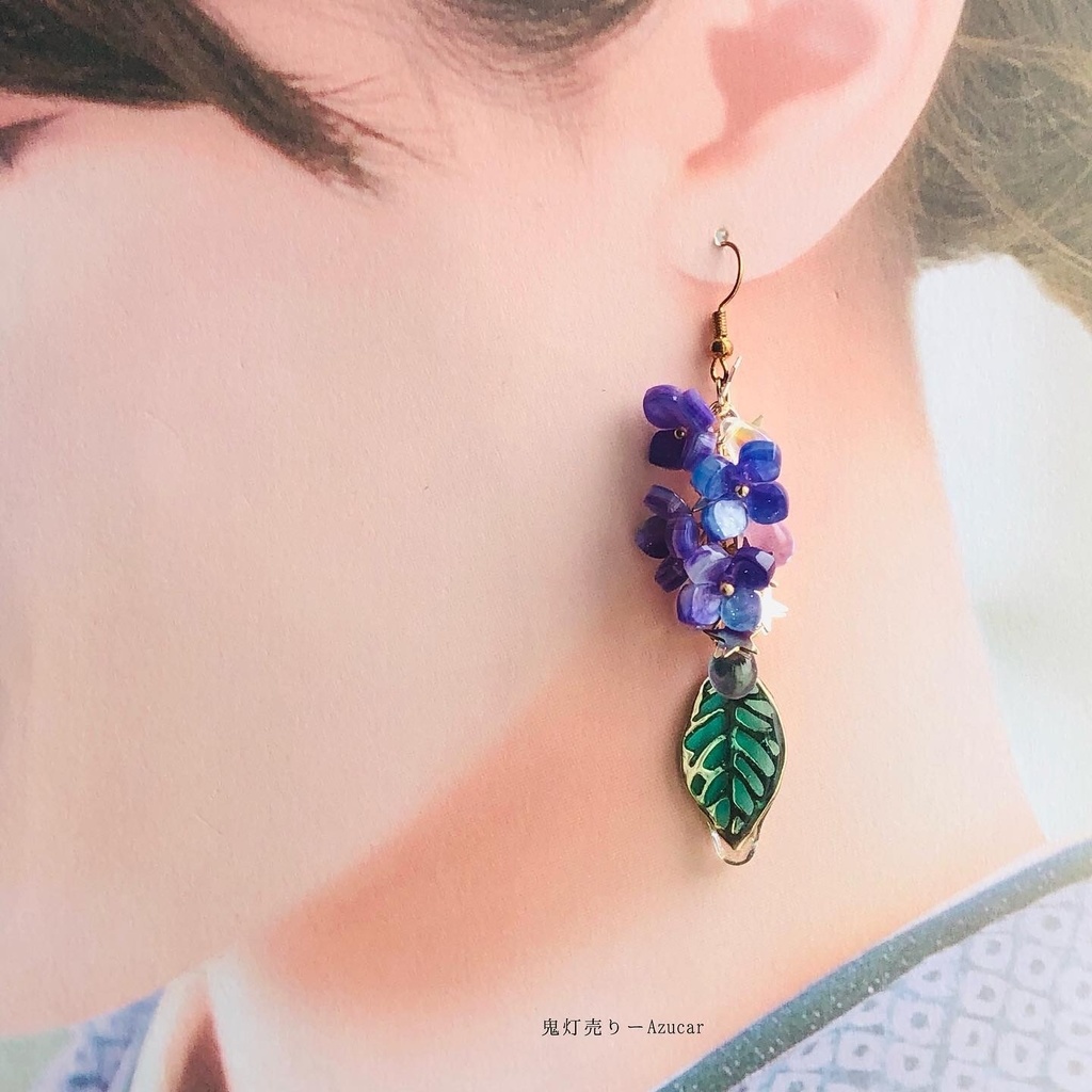 雨雫が紫陽花の葉と傘に零れ落ちるピアス イヤリング 傘レジンとアジサイ アシンメトリーピアス イヤリング