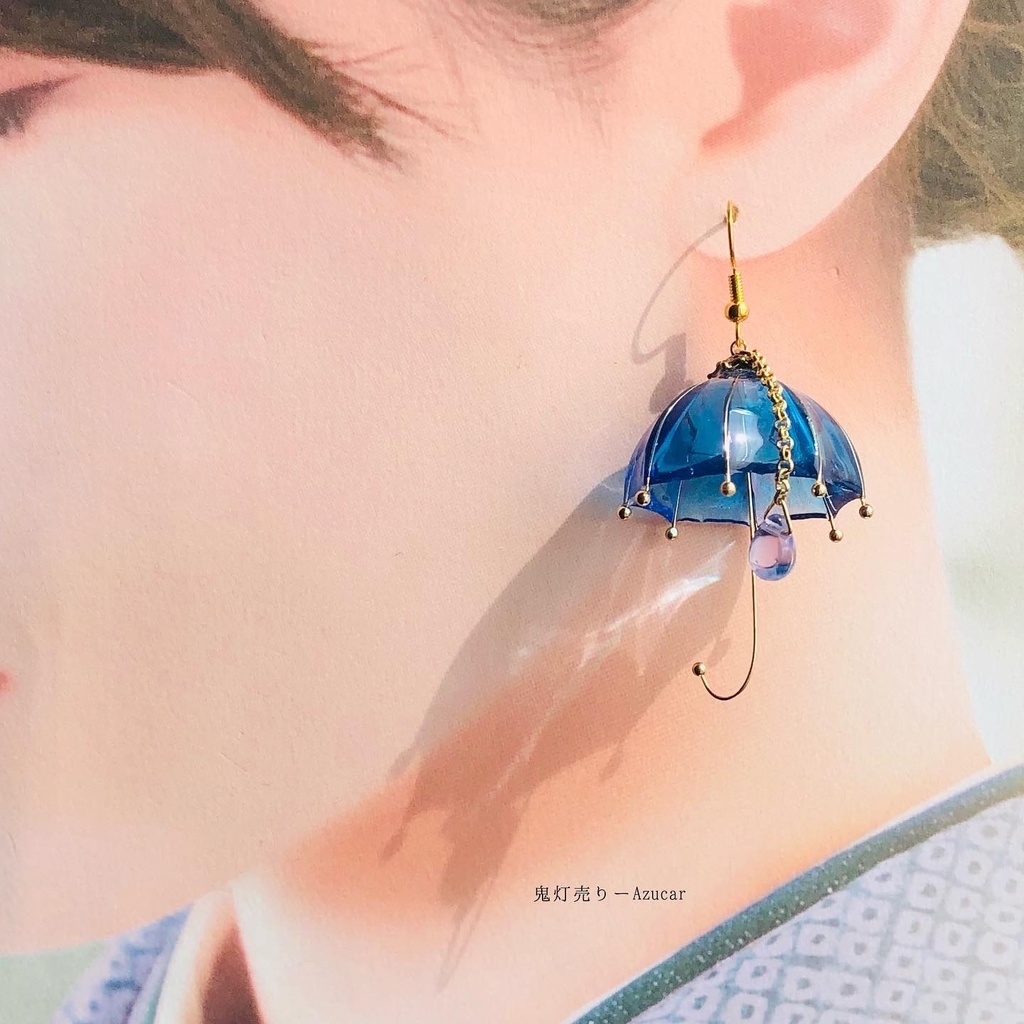 雨雫が紫陽花の葉と傘に零れ落ちるピアス イヤリング 傘レジンとアジサイ アシンメトリーピアス イヤリング