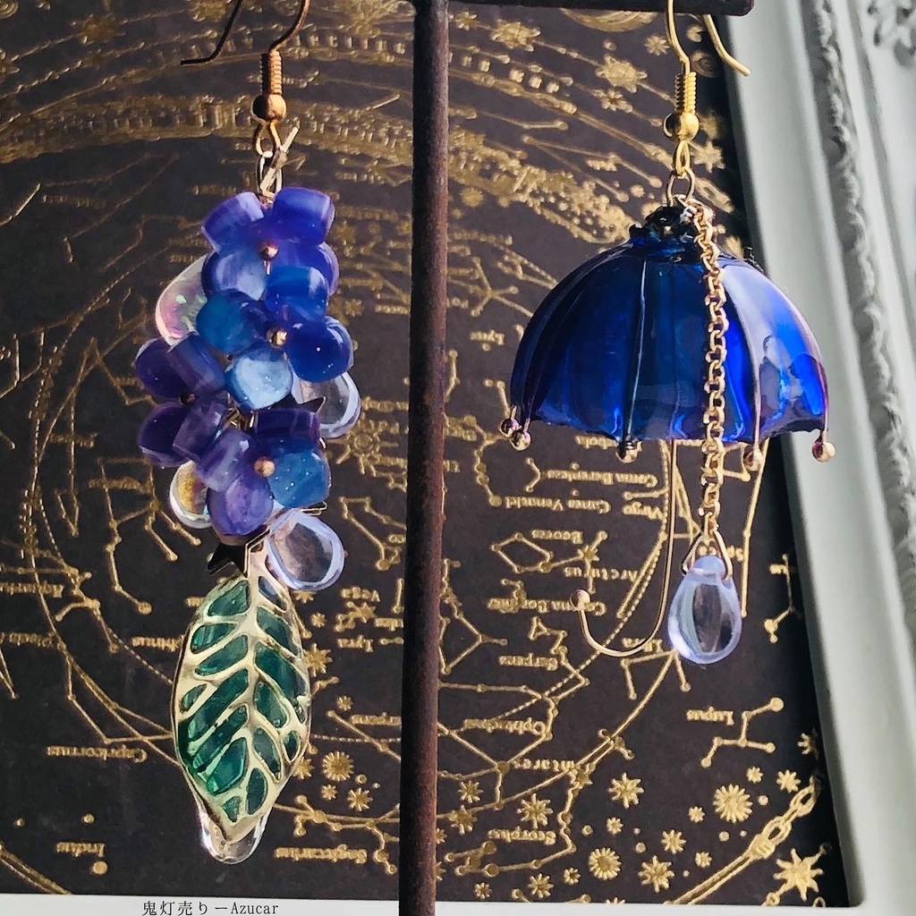 雨雫が紫陽花の葉と傘に零れ落ちるピアス イヤリング 傘レジンとアジサイ アシンメトリーピアス イヤリング