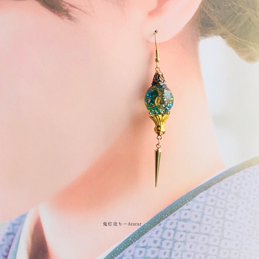 エメラルドと白銀三日月ランタンピアス イヤリング スチームパンク球体 宇宙 レジン メンズアクセサリーにも★