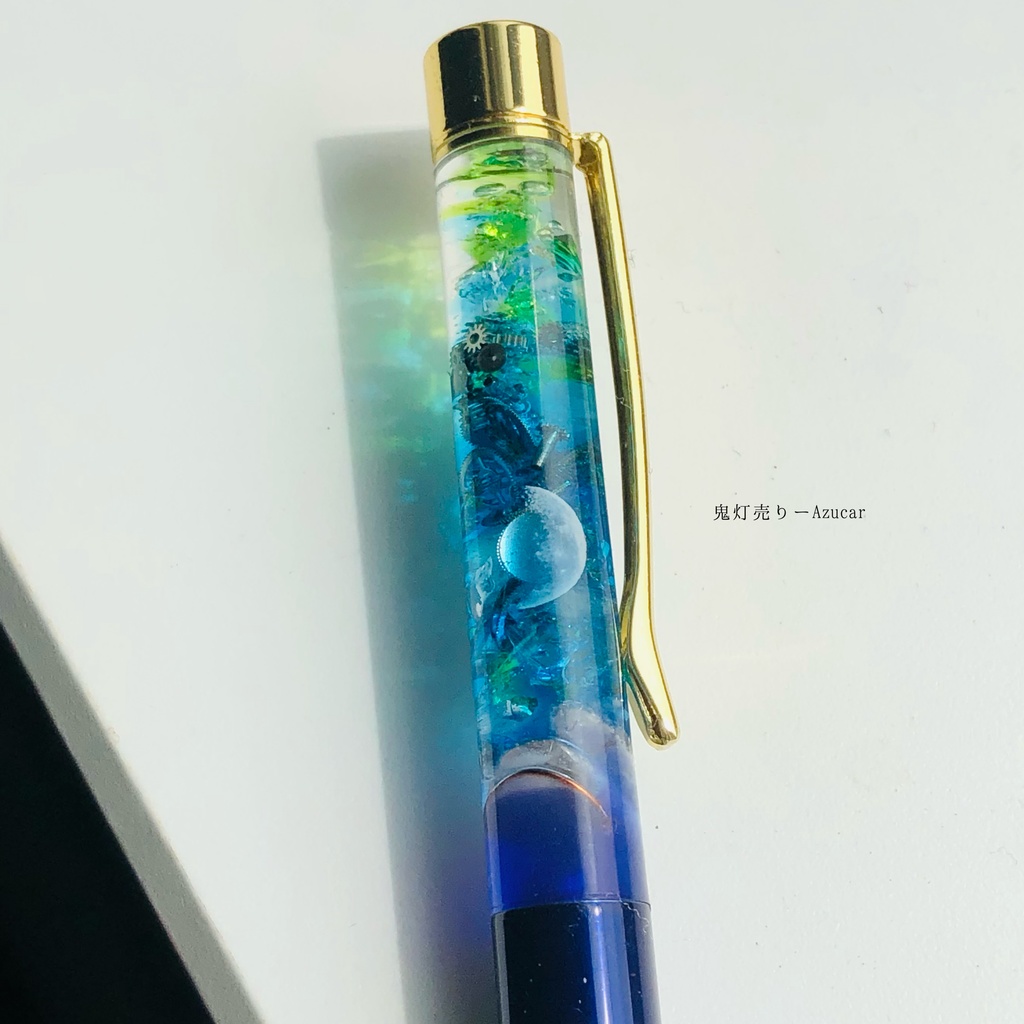 エメラルドグリーンのオルゴナイト蓄光魔法使いボールペン 上弦の月、琉球ガラス、歯車、天然石★