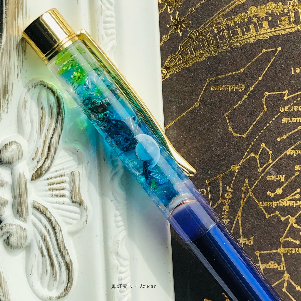 エメラルドグリーンのオルゴナイト蓄光魔法使いボールペン 上弦の月、琉球ガラス、歯車、天然石★