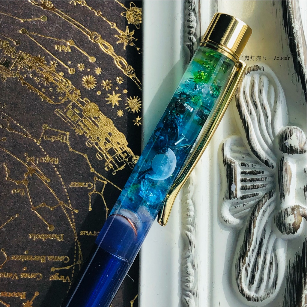 エメラルドグリーンのオルゴナイト蓄光魔法使いボールペン 上弦の月、琉球ガラス、歯車、天然石★