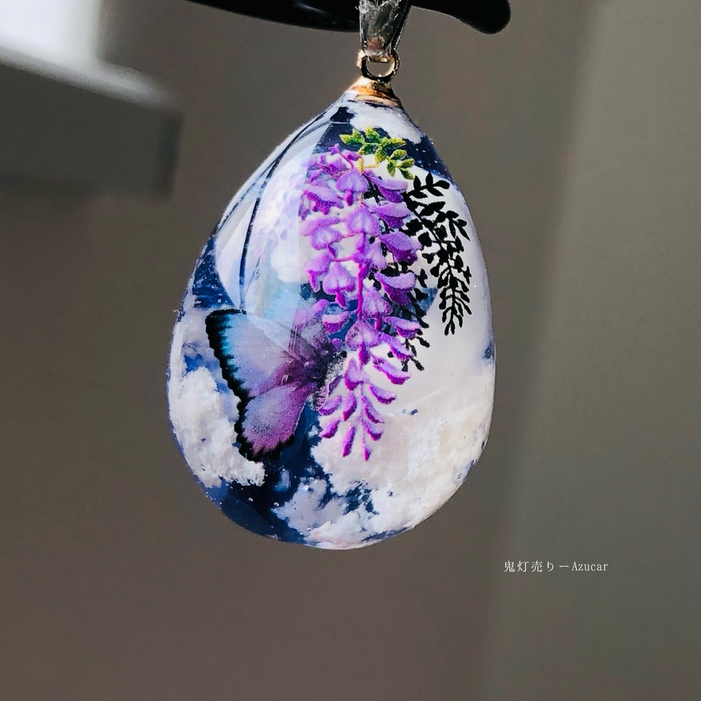 タンザナイト色の夜空に藤の花とピンクモルフォ蝶 雲レジンオルゴナイト 蓄光ネックレス
