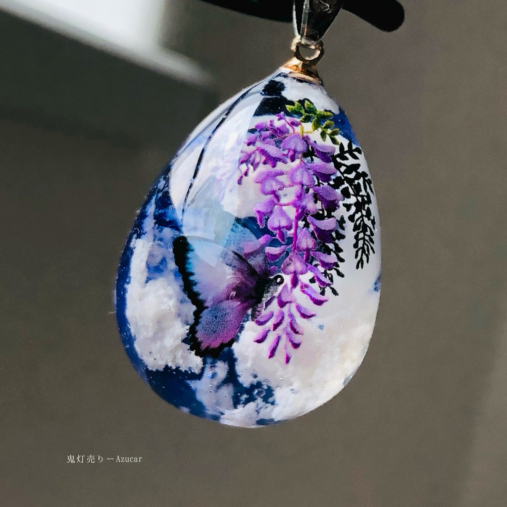 タンザナイト色の夜空に藤の花とピンクモルフォ蝶 雲レジンオルゴナイト 蓄光ネックレス