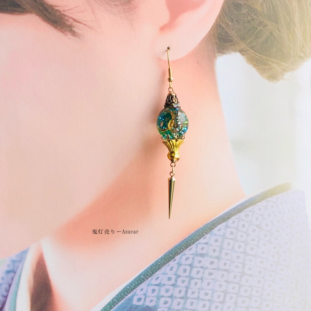 エメラルド色の三日月ランタンピアス イヤリング スチームパンク球体 宇宙 レジン メンズアクセサリーにも★