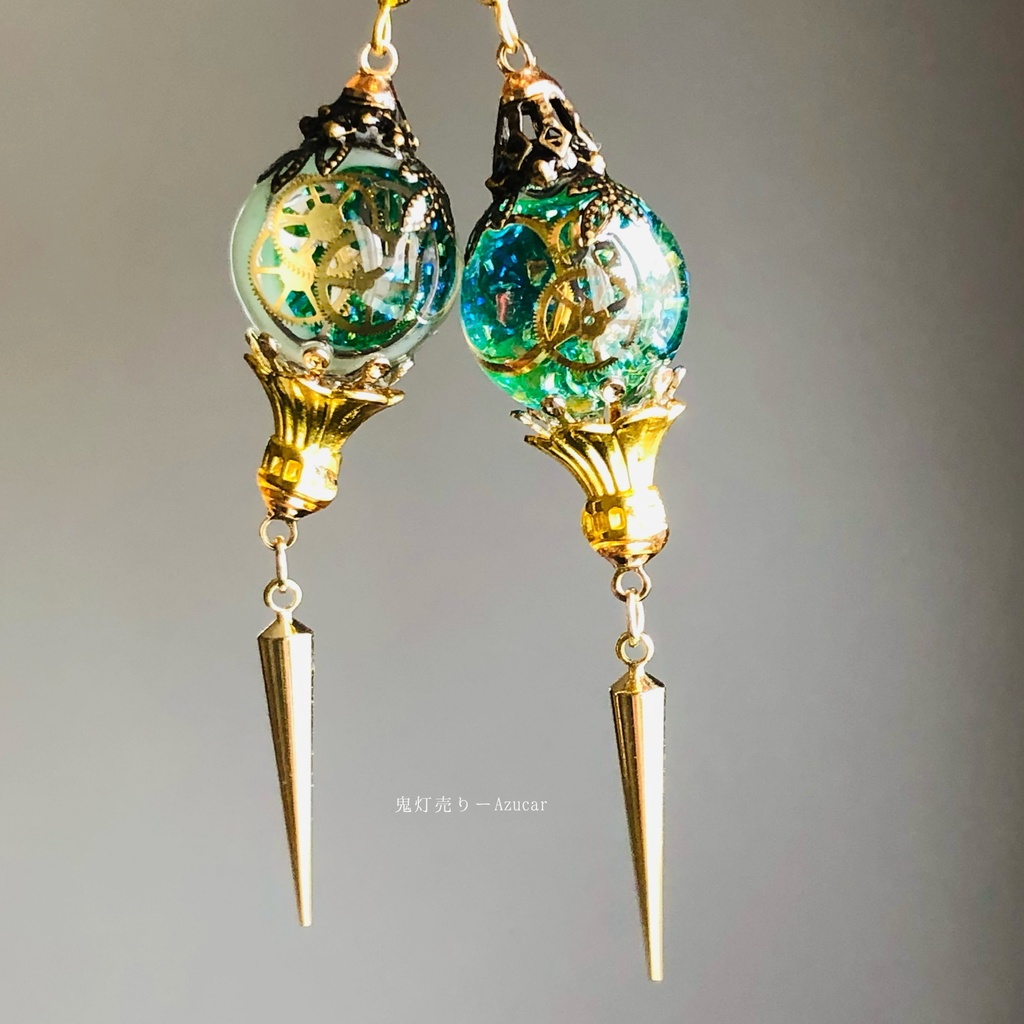 エメラルド色の三日月ランタンピアス イヤリング スチームパンク球体 宇宙 レジン メンズアクセサリーにも★