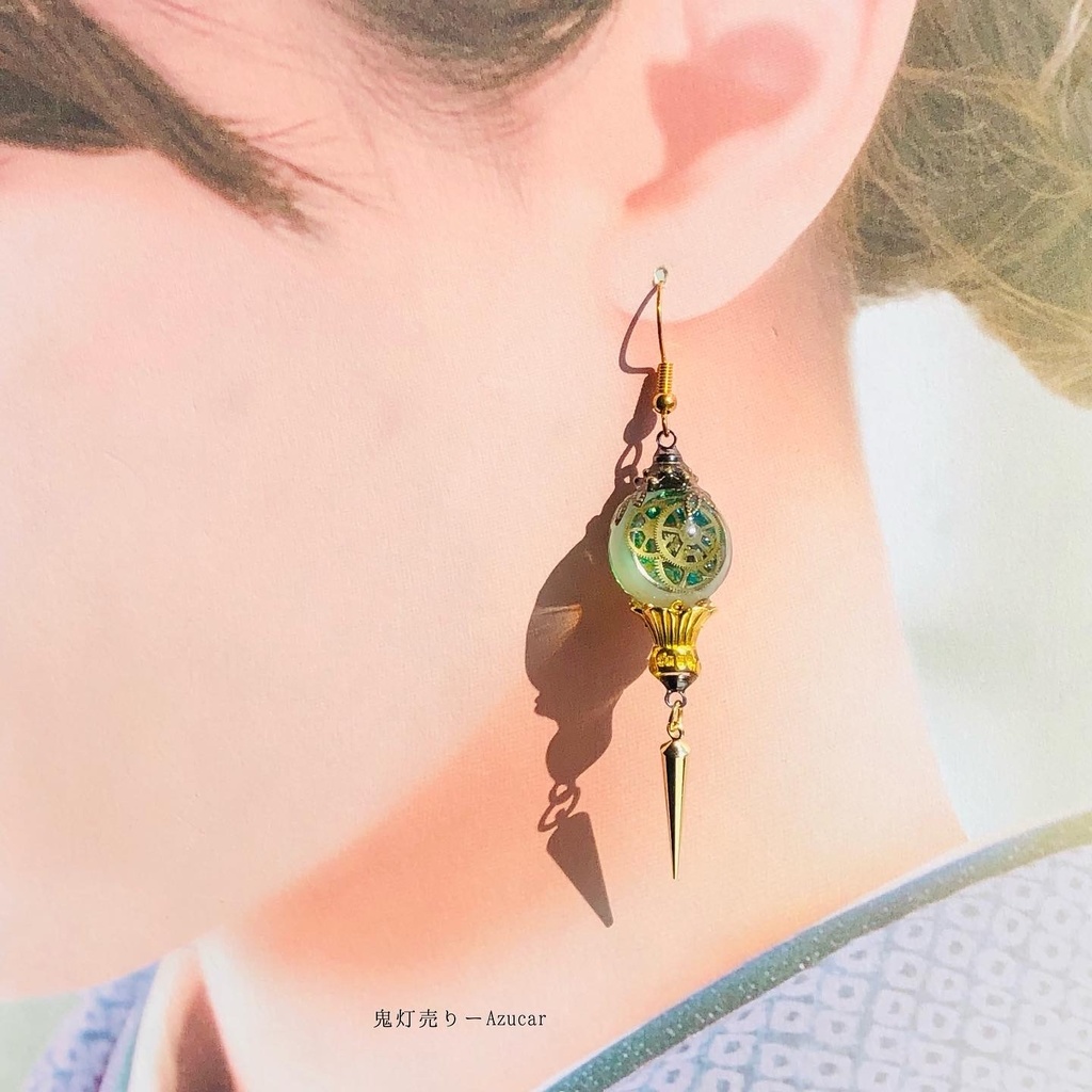 エメラルド色の三日月ランタンピアス イヤリング スチームパンク球体 宇宙 レジン メンズアクセサリーにも★