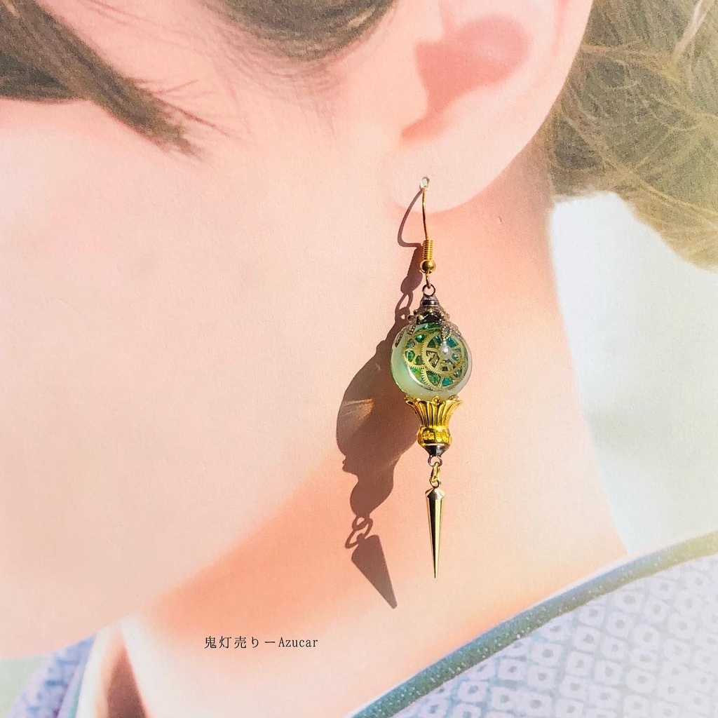 エメラルド色の三日月ランタンピアス イヤリング スチームパンク球体 宇宙 レジン メンズアクセサリーにも★