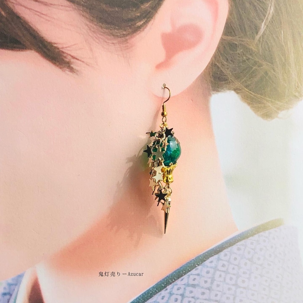 宇宙の宝石天球儀とエメラルド星屑ランタンピアス イヤリング 魔法のような球体 8面体 蓄光宇宙レジンとオルゴナイトのとランタンのスチームパンク ピアス イヤリング★