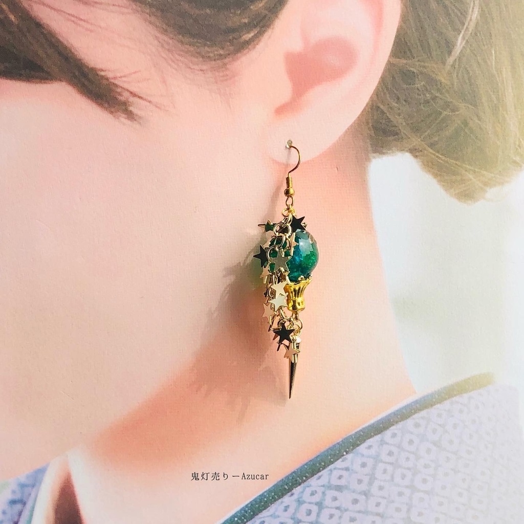 宇宙の宝石天球儀とエメラルド星屑ランタンピアス イヤリング 魔法のような球体 8面体 蓄光宇宙レジンとオルゴナイトのとランタンのスチームパンク ピアス イヤリング★