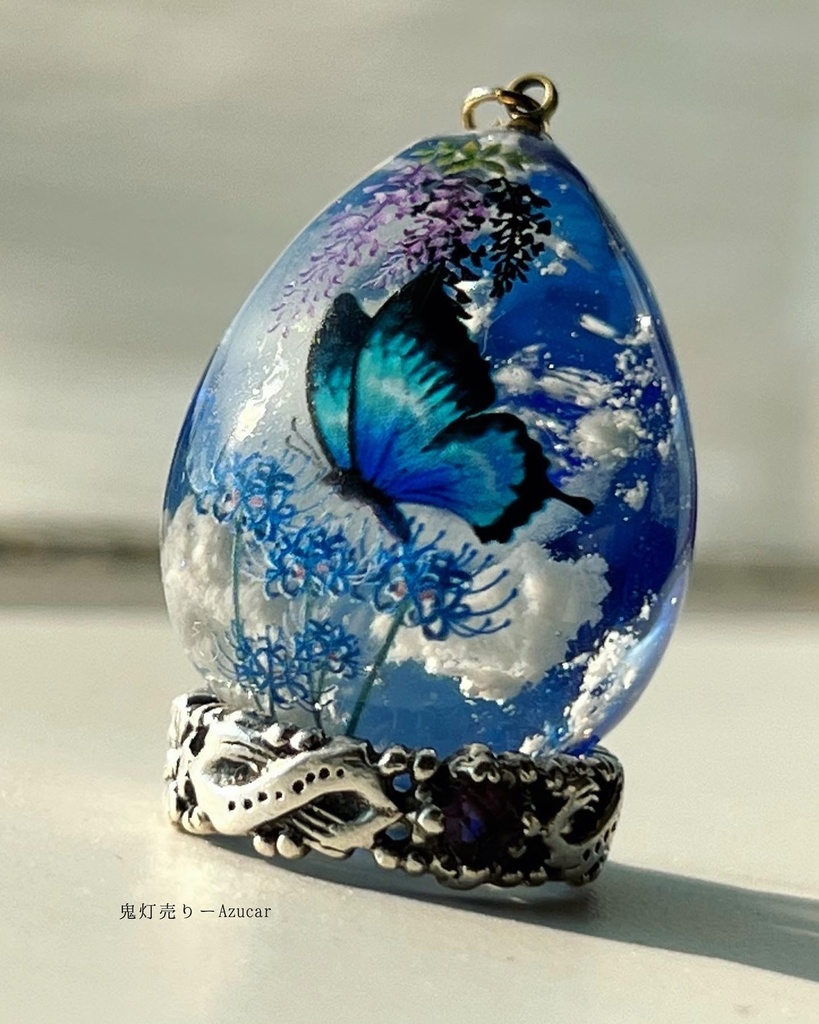 タンザナイト色の夜空に藤の花と青彼岸花モルフォ蝶 雲レジン オルゴナイト たまご型レジンネックレス 蓄光三日月 天然石ホワイトラブラドライトを封入したオルゴナイトネックレス