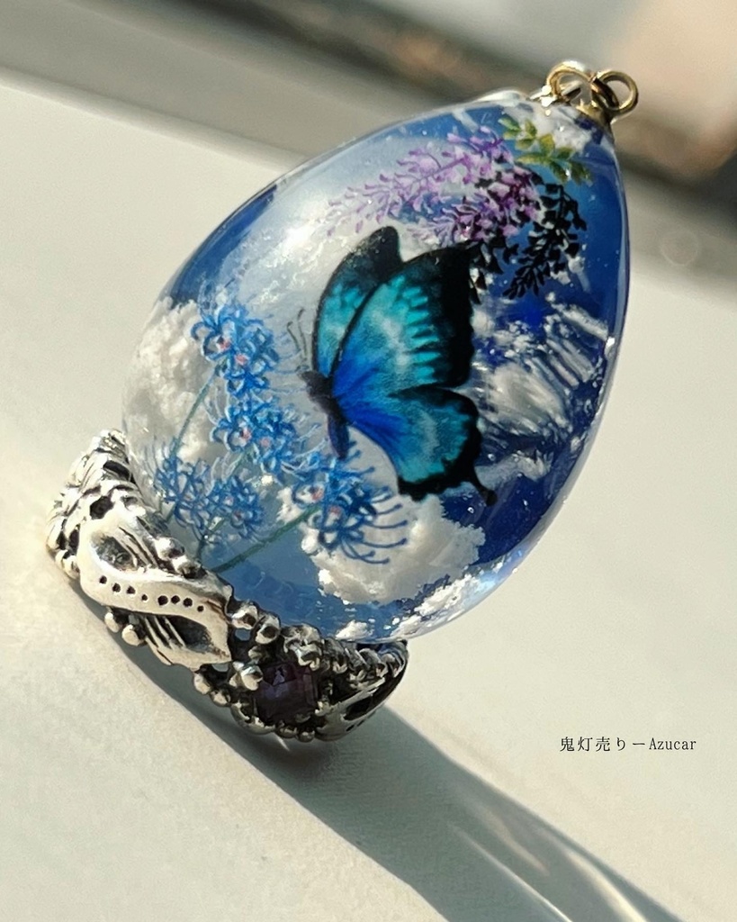 タンザナイト色の夜空に藤の花と青彼岸花モルフォ蝶 雲レジン オルゴナイト たまご型レジンネックレス 蓄光三日月 天然石ホワイトラブラドライトを封入したオルゴナイトネックレス