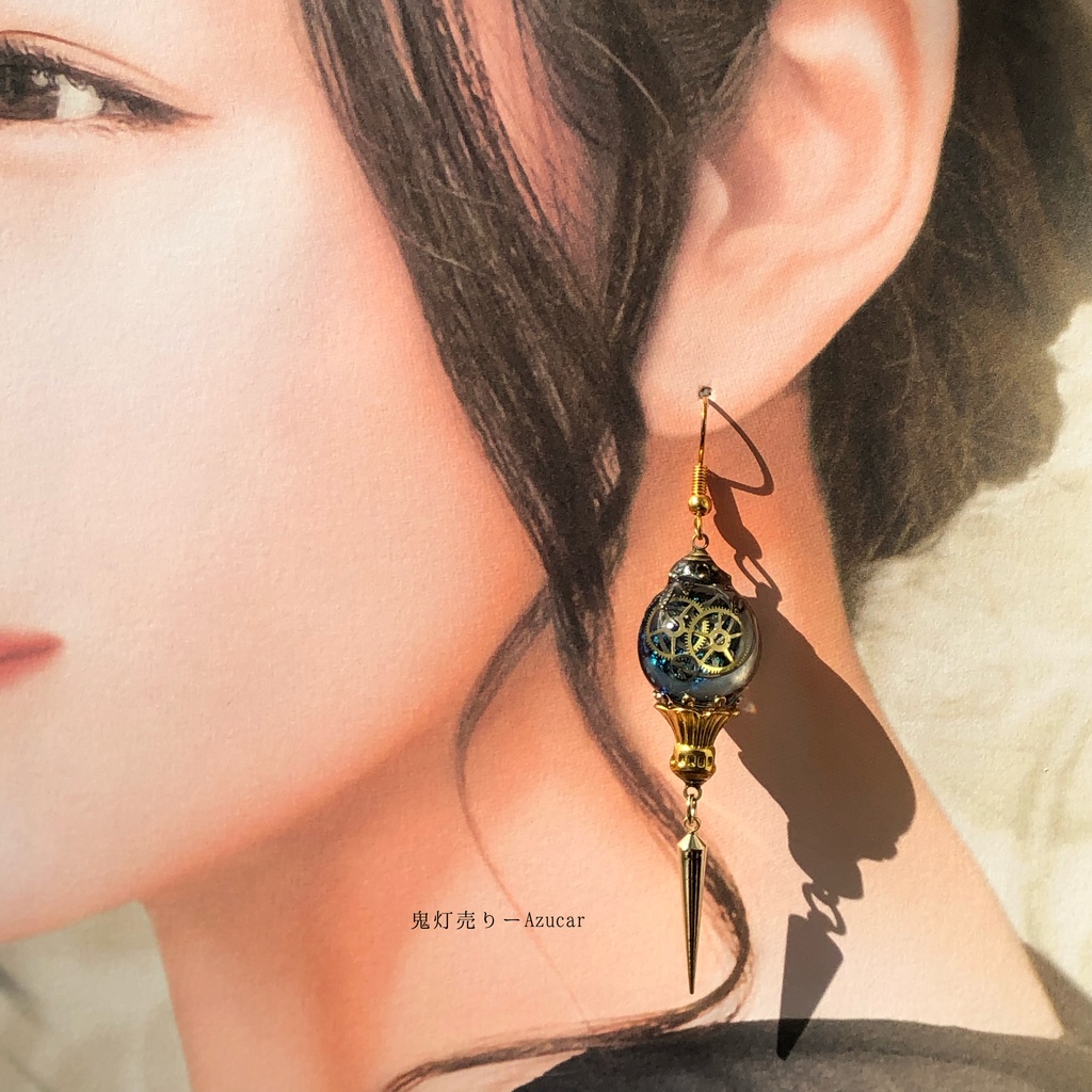 三日月の影と蓄光ランタンの歯車スチームパンク ピアス イヤリング スチームパンク球体 宇宙 レジン メンズアクセサリーにも★
