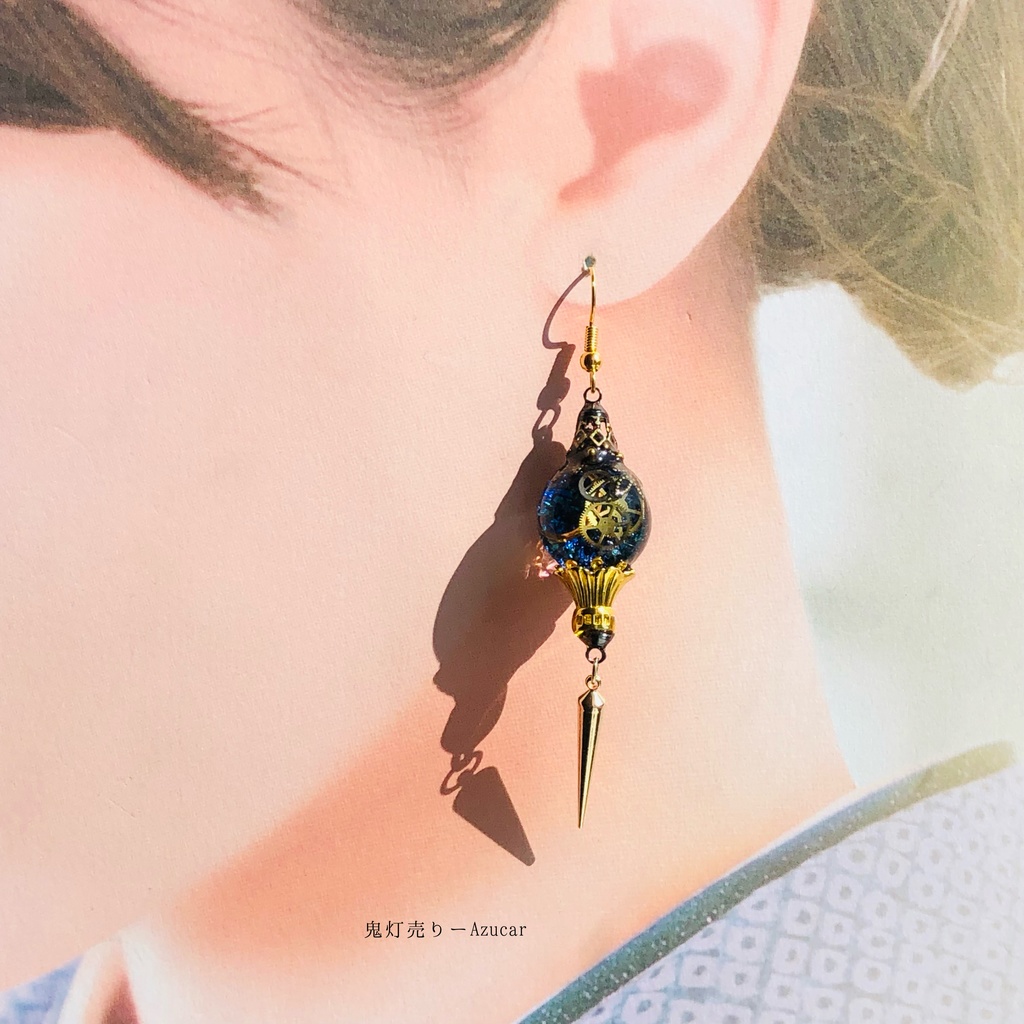 三日月の影と蓄光ランタンの歯車スチームパンク ピアス イヤリング スチームパンク球体 宇宙 レジン メンズアクセサリーにも★