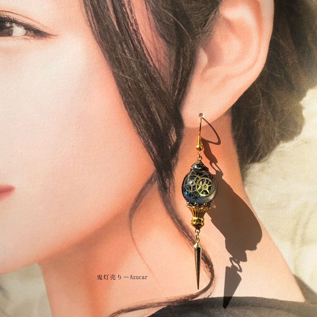 三日月の影と蓄光ランタンの歯車スチームパンク ピアス イヤリング スチームパンク球体 宇宙 レジン メンズアクセサリーにも★