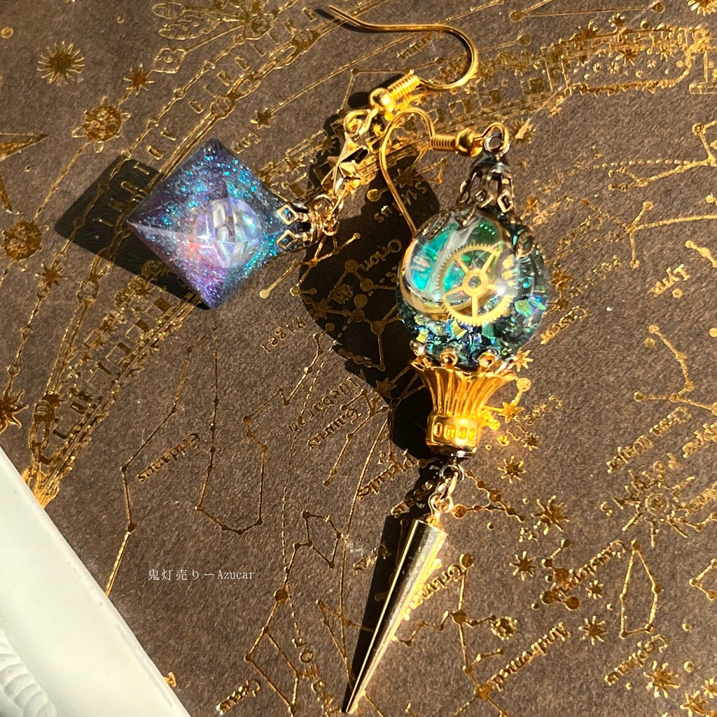 魔法使いの夜三日月ランタンとシリウス宇宙ピアス イヤリング スチームパンク球体 宇宙 蓄光レジン メンズアクセサリーにも★