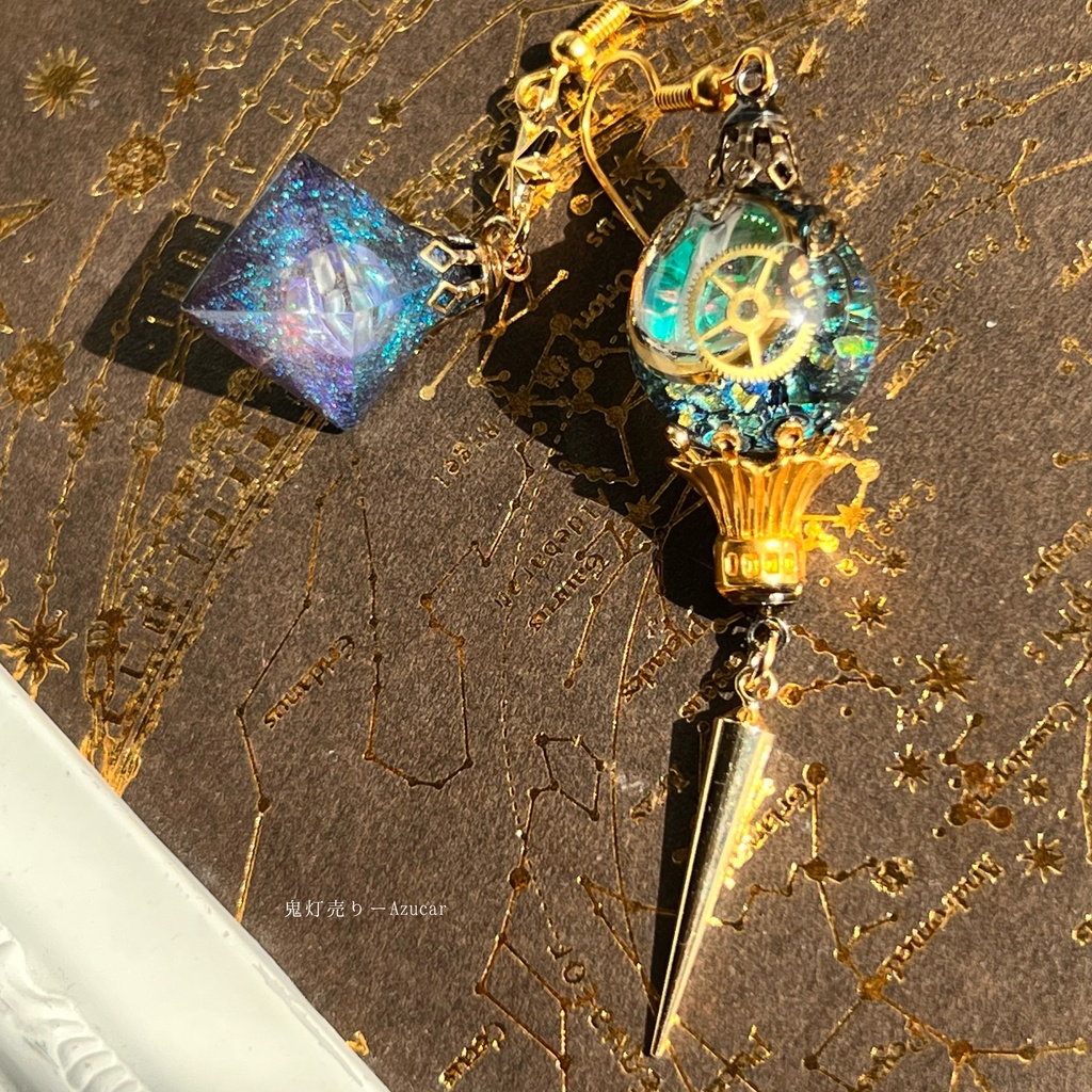 魔法使いの夜三日月ランタンとシリウス宇宙ピアス イヤリング スチームパンク球体 宇宙 蓄光レジン メンズアクセサリーにも★