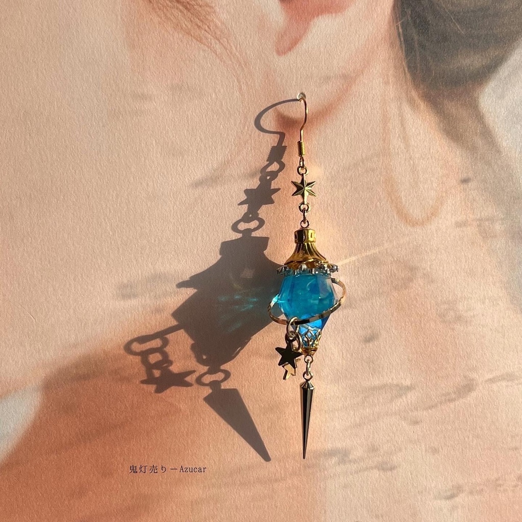 夜照らすランタンと夜空色の傘のピアス イヤリング(蓄光)