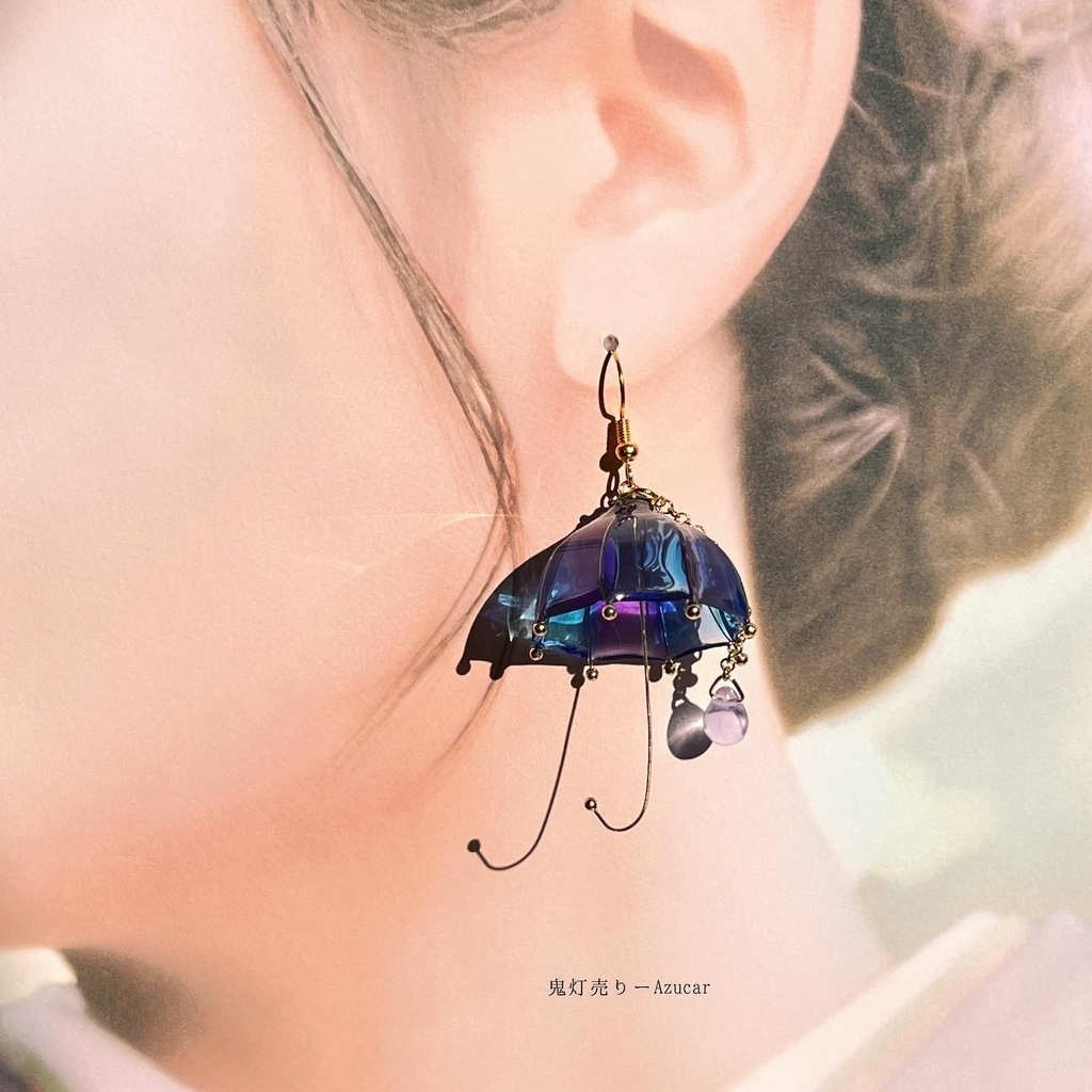 夜照らすランタンと夜空色の傘のピアス イヤリング(蓄光)