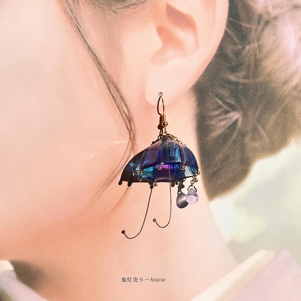 夜照らすランタンと夜空色の傘のピアス イヤリング(蓄光)