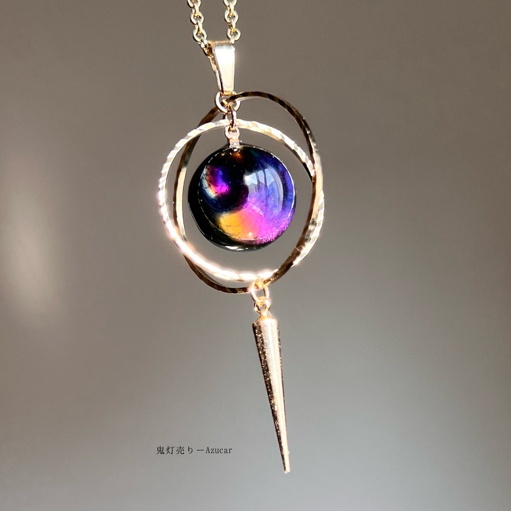 月の満ち欠け。 天球儀version 見る角で色合いが変わる魔法のような球体レジン 宇宙レジン 球体レジン シンプルネックレス