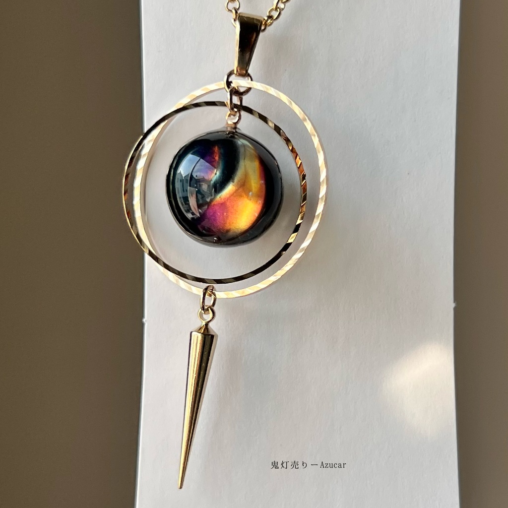 月の満ち欠け。 天球儀version 見る角で色合いが変わる魔法のような球体レジン 宇宙レジン 球体レジン シンプルネックレス
