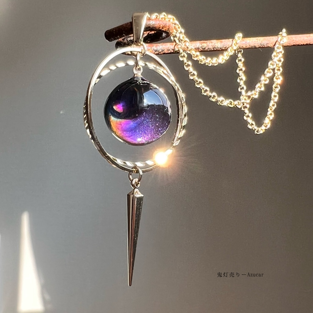 月の満ち欠け。 天球儀version 見る角で色合いが変わる魔法のような球体レジン 宇宙レジン 球体レジン シンプルネックレス