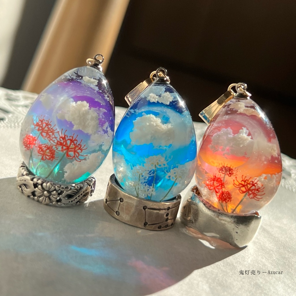 黄昏空と紅彼岸花の蓄光雲レジンネックレス たまご型 蓄光三日月 ※こちらはお写真右側の紅彼岸花versionのみになります☆