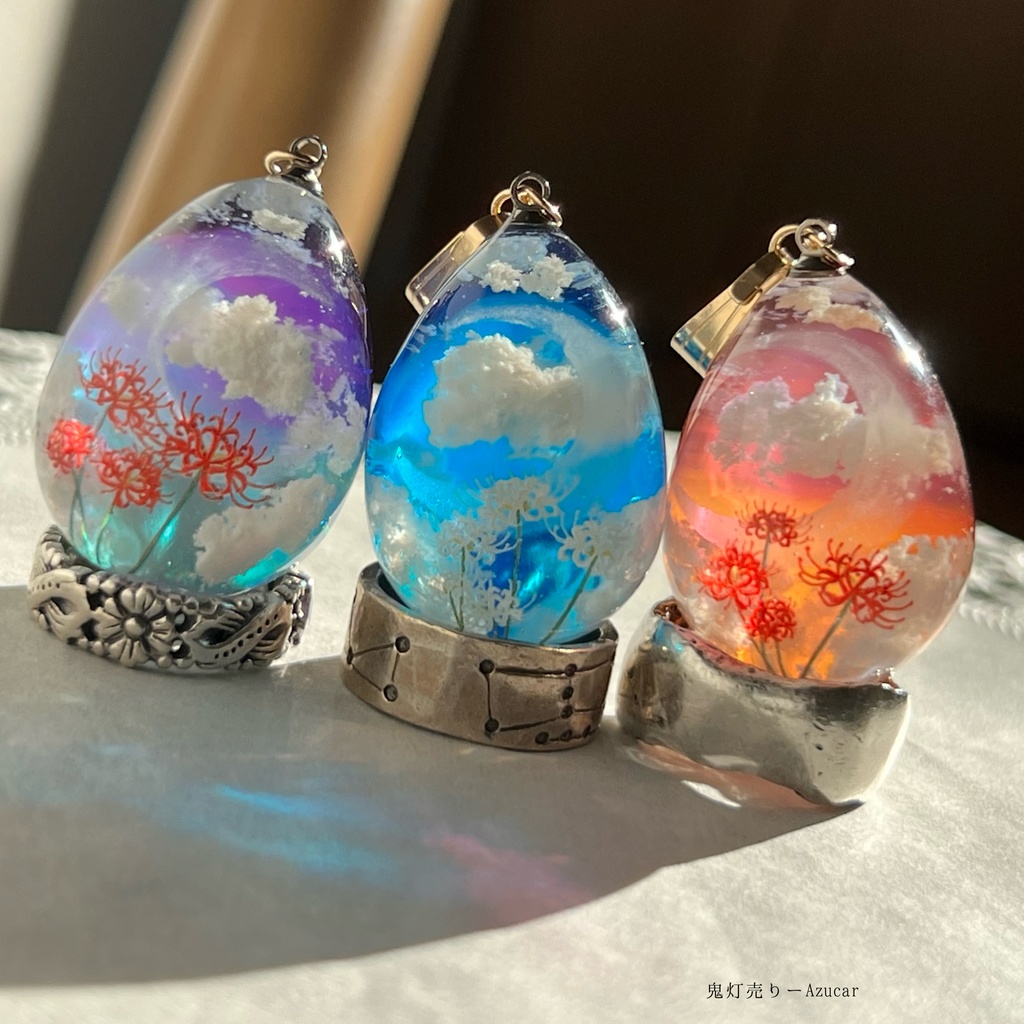 黄昏空と紅彼岸花の蓄光雲レジンネックレス たまご型 蓄光三日月 ※こちらはお写真右側の紅彼岸花versionのみになります☆