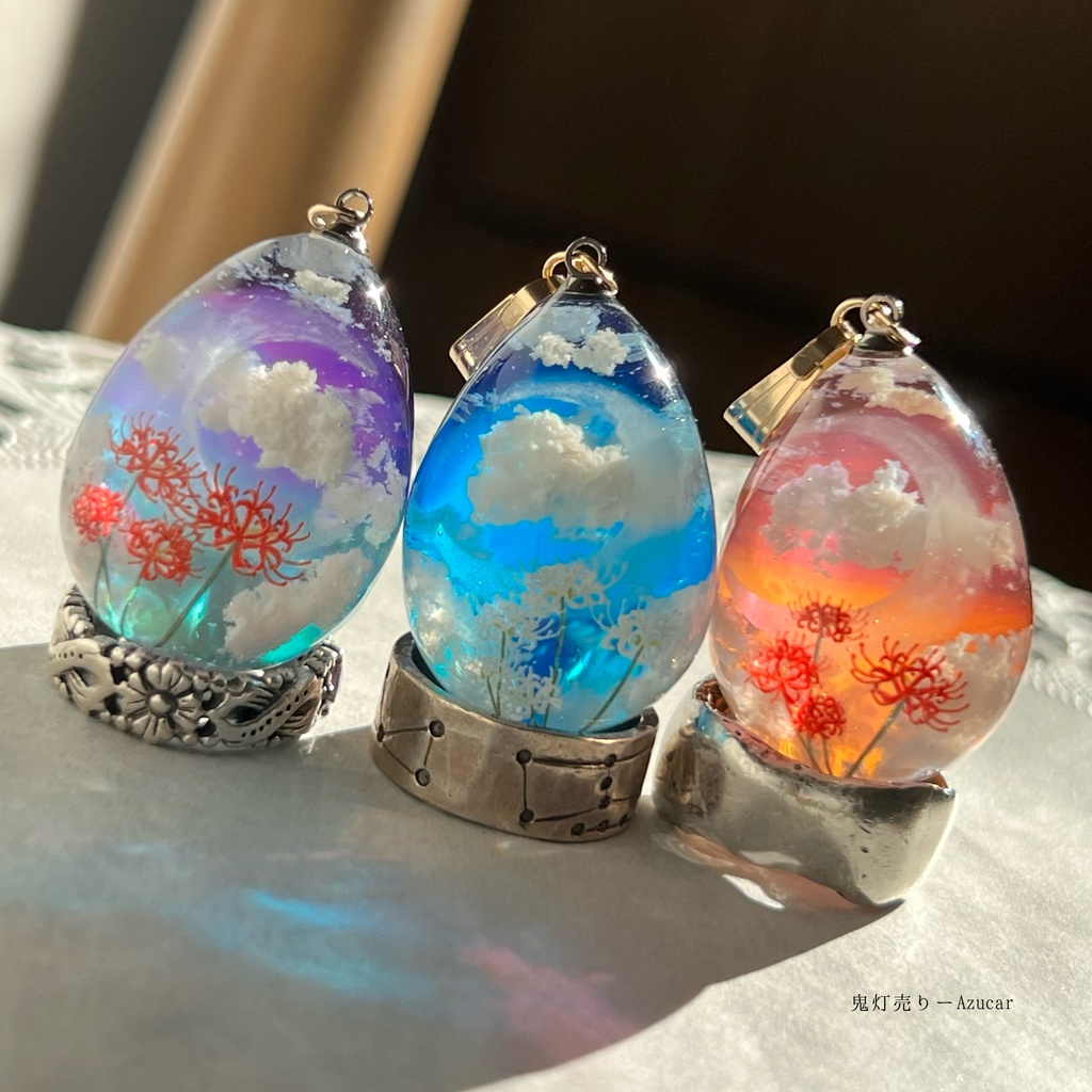 黄昏空と紅彼岸花の蓄光雲レジンネックレス たまご型 蓄光三日月 ※こちらはお写真右側の紅彼岸花versionのみになります☆