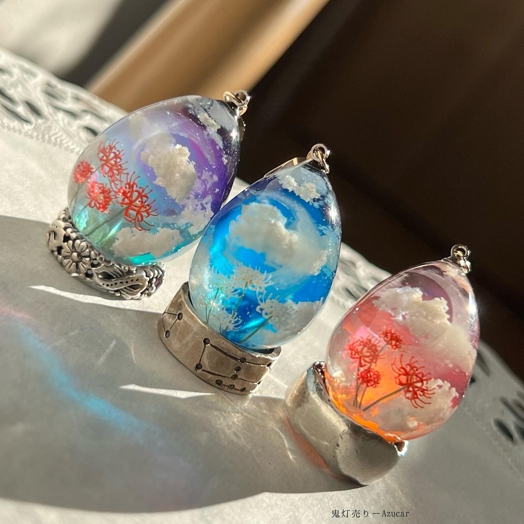 夜に咲く白彼岸花の蓄光雲レジンネックレス たまご型 蓄光三日月 ※こちらはお写真真ん中の白彼岸花versionのみになります☆