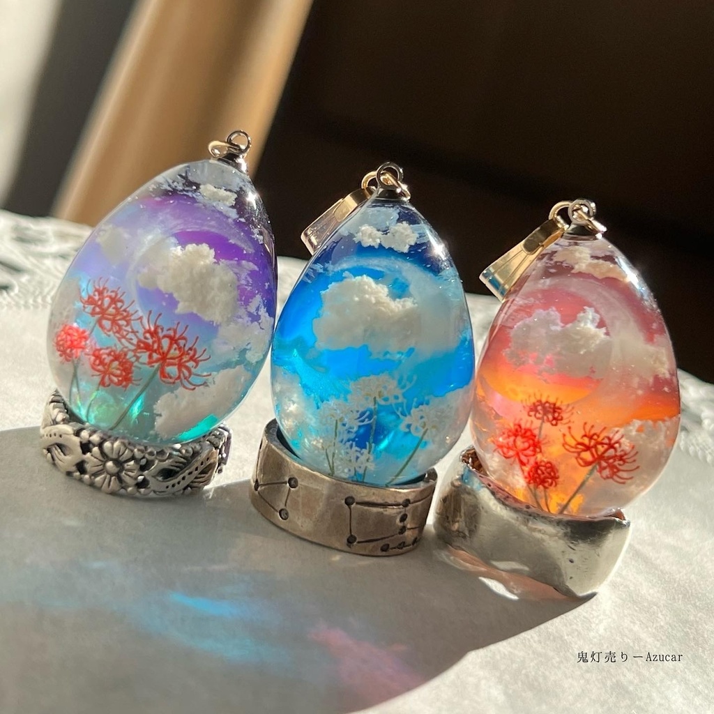 夜に咲く白彼岸花の蓄光雲レジンネックレス たまご型 蓄光三日月 ※こちらはお写真真ん中の白彼岸花versionのみになります☆