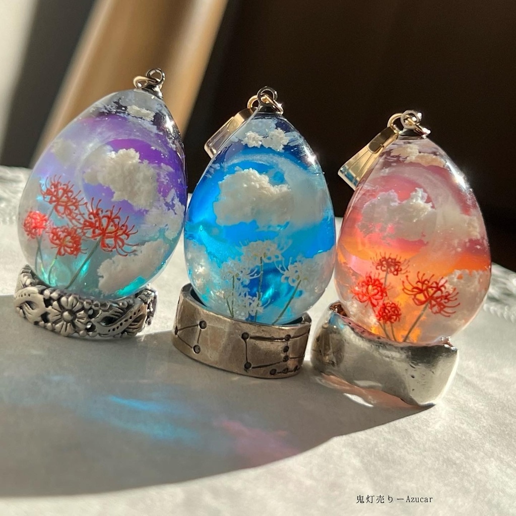 夜に咲く白彼岸花の蓄光雲レジンネックレス たまご型 蓄光三日月 ※こちらはお写真真ん中の白彼岸花versionのみになります☆